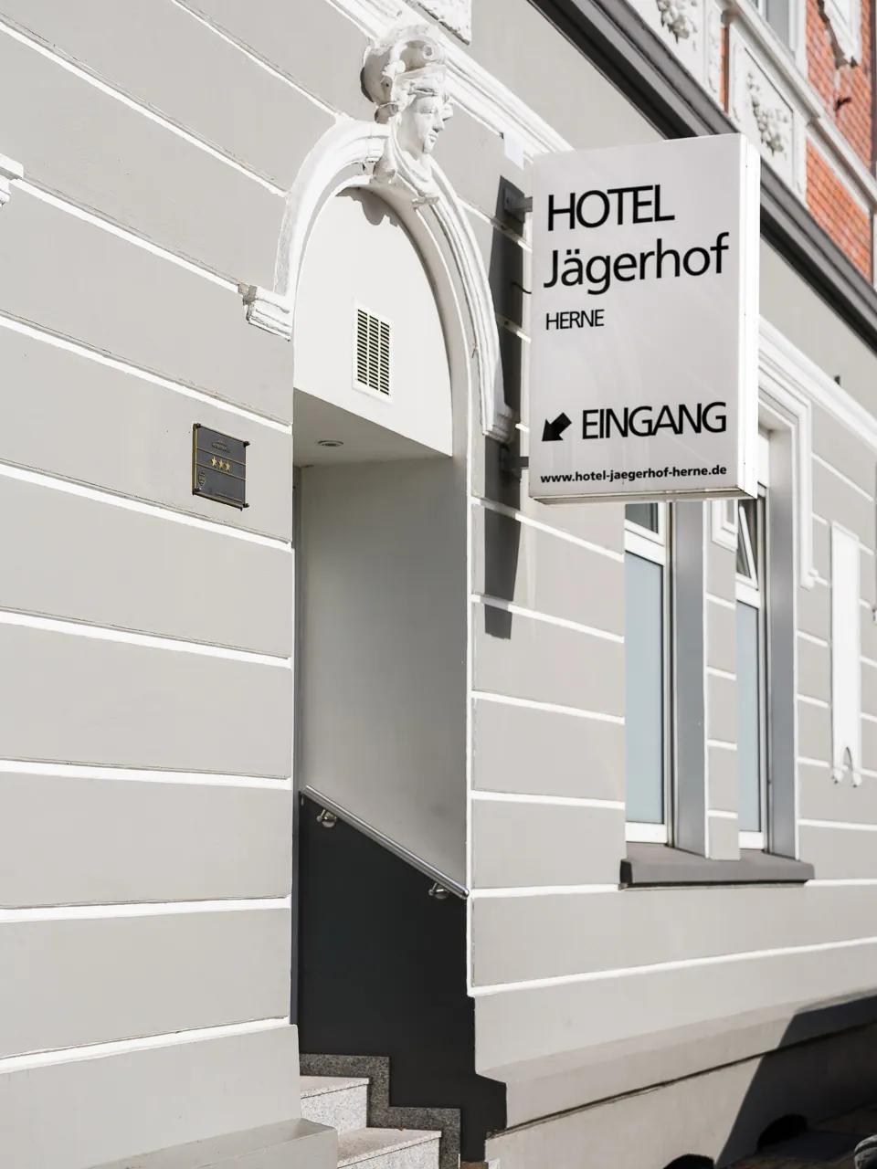 Hotelschild am Eingang des Hotel Jägerhof Herne