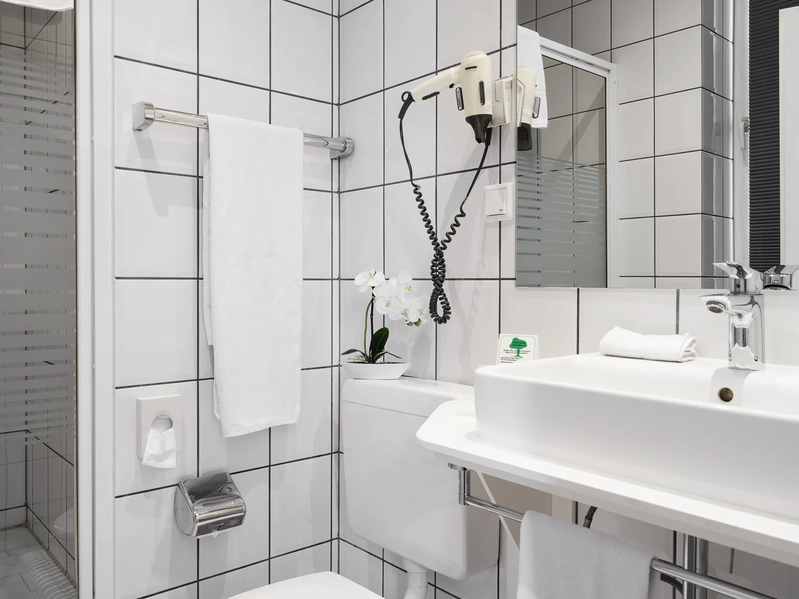 Badezimmer mit Dusche und Waschbecken im Einzelzimmer des Hotel Jägerhof Herne