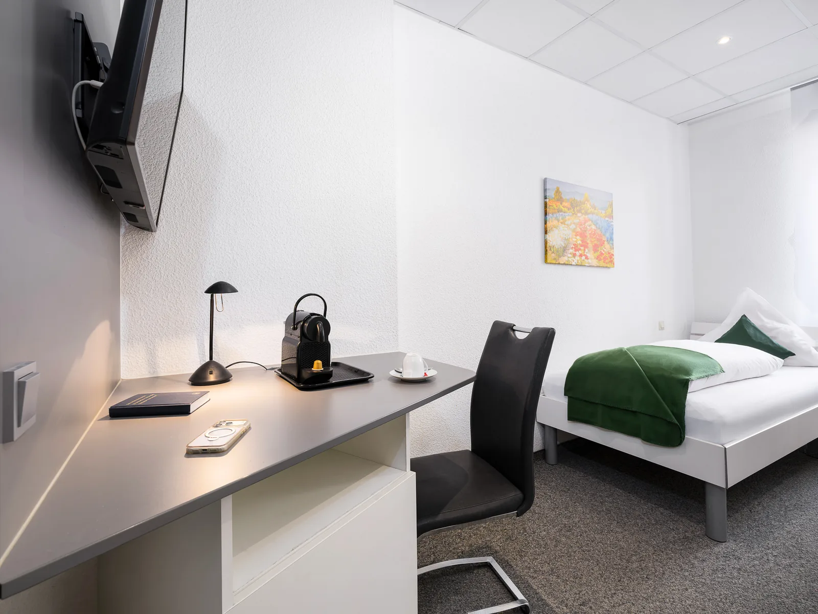 Schreibtisch und TV im Einzelzimmer des Hotel Jägerhof Herne