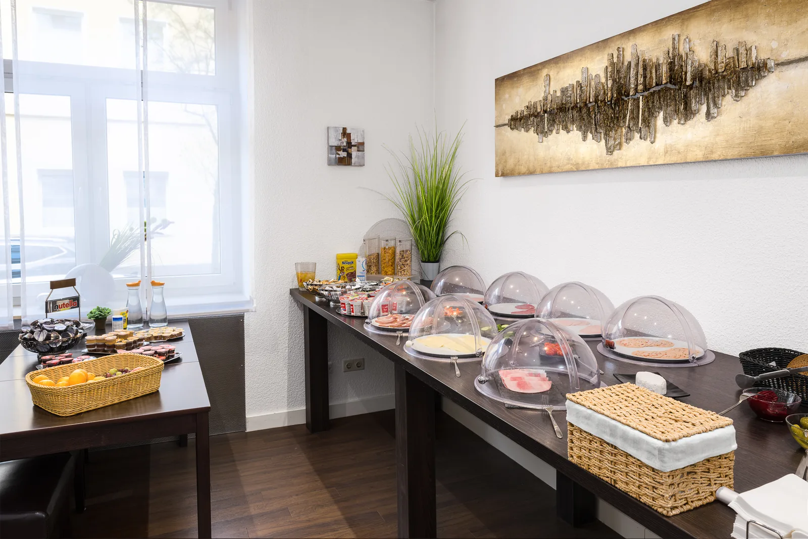 Frühstücksbuffet mit Aufschnitt, Käse und Müsliauswahl im Hotel Jägerhof Herne