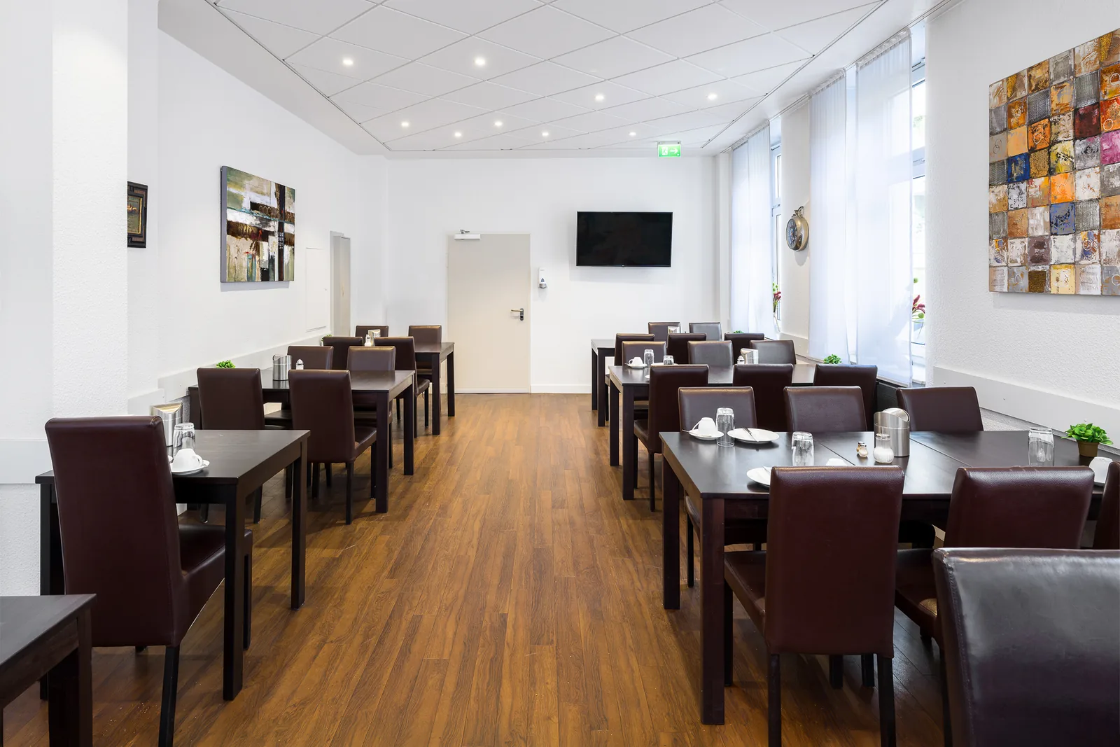 Frühstücksraum mit gedeckten Tischen im Hotel Jägerhof Herne