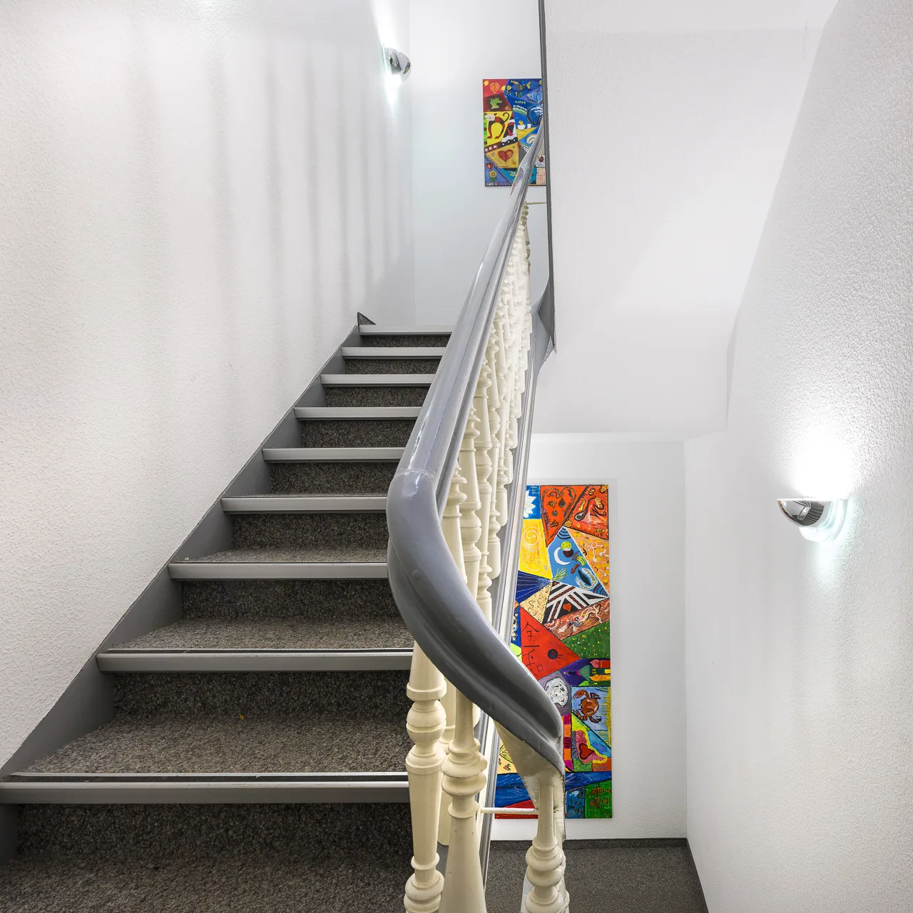 Treppenaufgang mit historischem Geländer im Hotel Jägerhof Herne